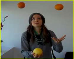 Very few of us know that apart from her expertise in acting, Ellen can also juggle.